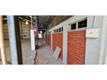 Terreno de 10.300 m2., en  Llay Llay, con dos galpones, bodegas, casa y oficinas.