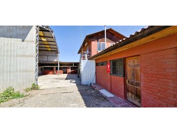 Terreno de 10.300 m2., en  Llay Llay, con dos galpones, bodegas, casa y oficinas.