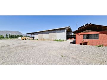 Terreno de 10.300 m2., en  Llay Llay, con dos galpones, bodegas, casa y oficinas.