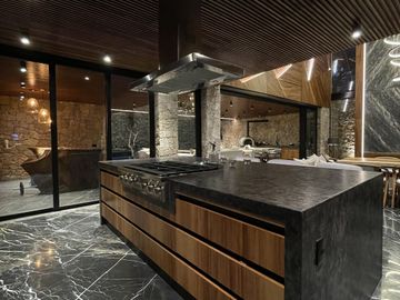 CASA PAROTA  ESPECTACULAR RESIDENCIA EN LOMAS DE COCOYOC