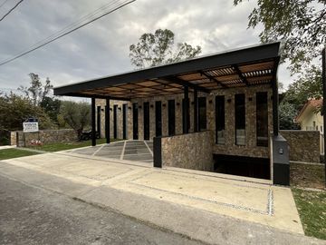 CASA PAROTA  ESPECTACULAR RESIDENCIA EN LOMAS DE COCOYOC