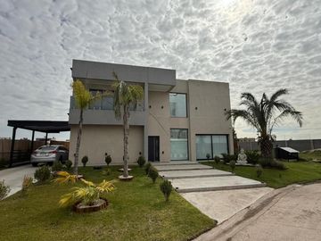 Casa en venta - 5 Dormitorios 1 Baño - Canning