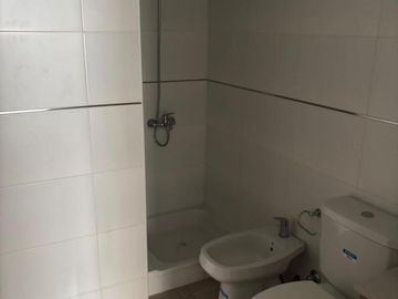 MONOAMBIENTE en VENTA a ESTRENAR . MOLDES al 900 . COLEGIALES