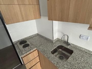 MONOAMBIENTE en VENTA a ESTRENAR . MOLDES al 900 . COLEGIALES