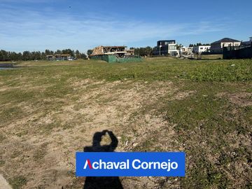 Lote en venta al agua en Barrio Los Puentes
