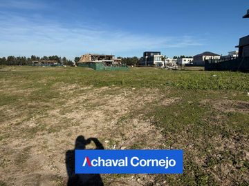 Lote en venta al agua en Barrio Los Puentes