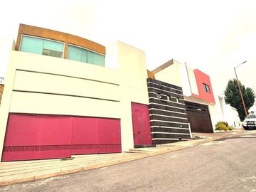 CASA EN VENTA EN LOMAS DEL TEC.