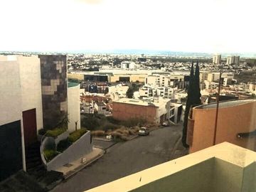 CASA EN VENTA EN LOMAS DEL TEC.