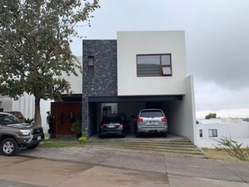 CASA EN VENTA EN PEDREGAL 2