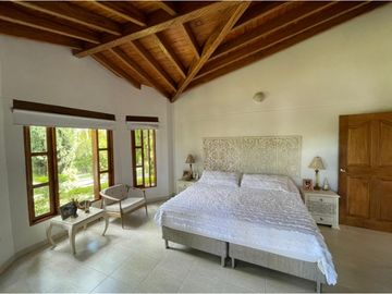 Venta de moderna FINCA con jacuzzi en El Noral, Copacabana.