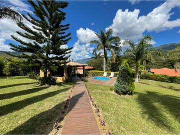Venta de moderna FINCA con jacuzzi en El Noral, Copacabana.