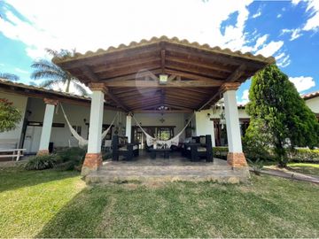 Venta de moderna FINCA con jacuzzi en El Noral, Copacabana.