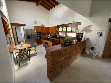 Venta de moderna FINCA con jacuzzi en El Noral, Copacabana.