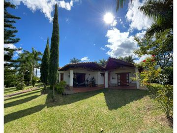 Venta de moderna FINCA con jacuzzi en El Noral, Copacabana.