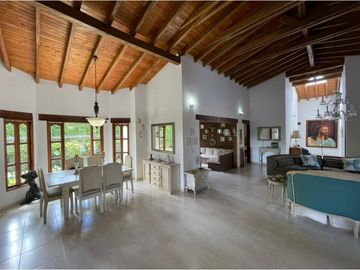 Venta de moderna FINCA con jacuzzi en El Noral, Copacabana.