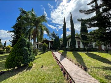 Venta de moderna FINCA con jacuzzi en El Noral, Copacabana.
