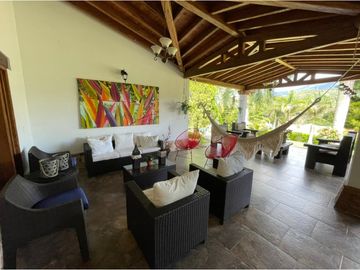 Venta de moderna FINCA con jacuzzi en El Noral, Copacabana.