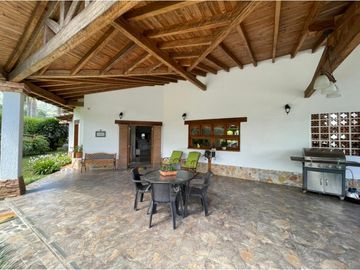 Venta de moderna FINCA con jacuzzi en El Noral, Copacabana.
