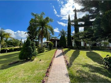 Venta de moderna FINCA con jacuzzi en El Noral, Copacabana.
