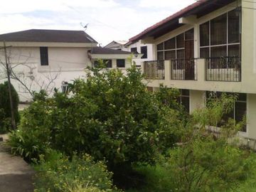 Se vende amplia casa en el norte de Quito, sector San Fernando.