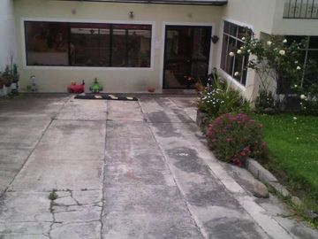 Se vende amplia casa en el norte de Quito, sector San Fernando.