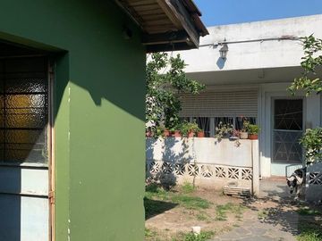 VENTA CHALET 3 AMB. LONGCHAMPS C/GARAGE Y FONDO