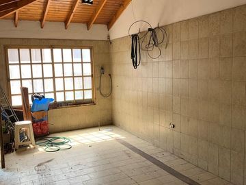 VENTA CHALET 3 AMB. LONGCHAMPS C/GARAGE Y FONDO