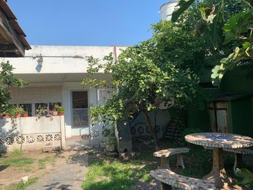 VENTA CHALET 3 AMB. LONGCHAMPS C/GARAGE Y FONDO