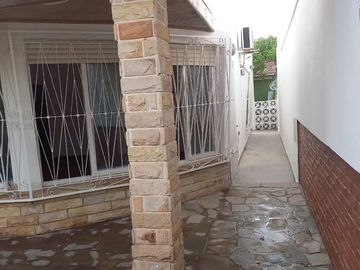 VENTA CHALET 3 AMB. LONGCHAMPS C/GARAGE Y FONDO
