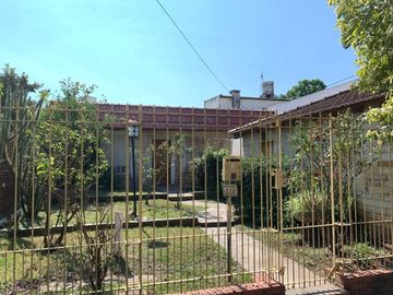 VENTA CHALET 3 AMB. LONGCHAMPS C/GARAGE Y FONDO