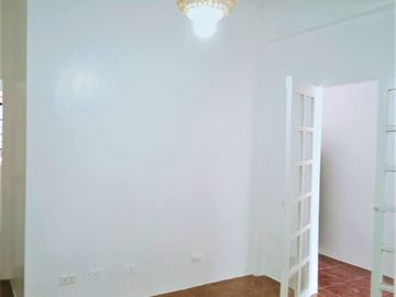 W/ ROOFDECK PRE-OWNED SINGLE HOUSE & LOT FOR SALE IN FORTUNATA VILLAGE PARAÑAQUE