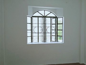 W/ ROOFDECK PRE-OWNED SINGLE HOUSE & LOT FOR SALE IN FORTUNATA VILLAGE PARAÑAQUE