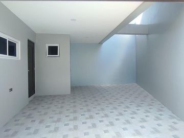 1 UNIT AVAILABLE TOWNHOUSE HOUSE & LOT FOR SALE IN UNITED PARANAQUE SUBD (UPS5)