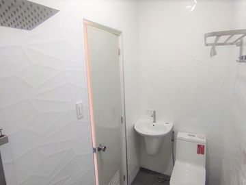1 UNIT AVAILABLE TOWNHOUSE HOUSE & LOT FOR SALE IN UNITED PARANAQUE SUBD (UPS5)