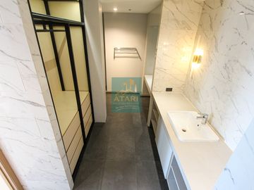 Bi-level 3 Bedroom Penthouse For Sale in Movenpick: Luxury Seafront Living