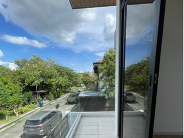 FOR SALE MODERN BRAND NEW HOUSE AT VILLA DE TOLEDO, STA ROSA LAGUNA