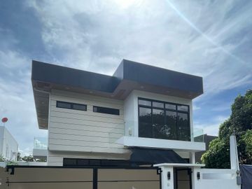 FOR SALE MODERN BRAND NEW HOUSE AT VILLA DE TOLEDO, STA ROSA LAGUNA