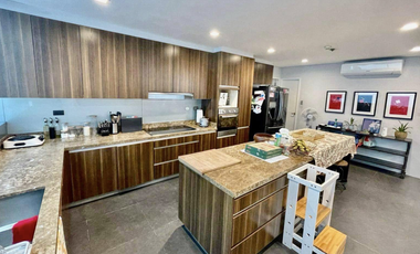 Rare find Best Buy Luxurious Penthouse in St. Francis Shangrila Place for Sale