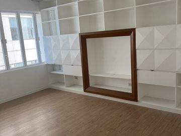 High-Ceiling 3BR Apartment in Renaissance 3000, Ortigas – Spacious, Brig