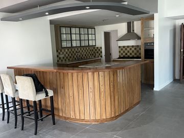 High-Ceiling 3BR Apartment in Renaissance 3000, Ortigas – Spacious, Brig