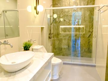 FOR SALE: FURNISHED ELEGANT FINISH BRAND NEW HOUSE IN BF RESORT VILLAGE