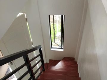 SINGLE ATTACHED NEAR KAPITOLYO TRECE MARTIRES