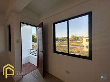 3 storey townhouse in Sto. Tomas, Batangas