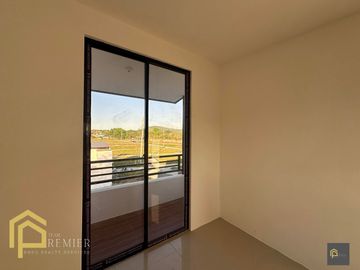 3 storey townhouse in Sto. Tomas, Batangas