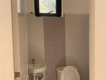 3 bedrooms Single Attached in West Beverly hills