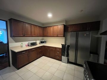 4BR Unit at Tagaytay Highlands, Woodridge Condominium|For Sale
