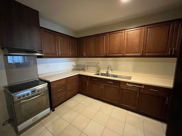 4BR Unit at Tagaytay Highlands, Woodridge Condominium|For Sale