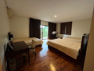 4BR Unit at Tagaytay Highlands, Woodridge Condominium|For Sale