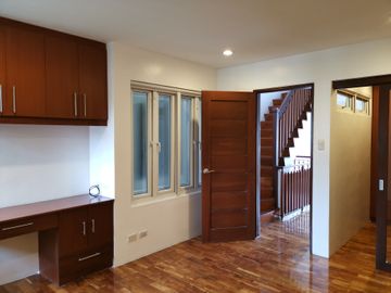 FOR SALE Townhouse Duplex with 3 BR and Balcony in Hobart Village 2, Valenzuela