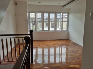 FOR SALE Townhouse Duplex with 3 BR and Balcony in Hobart Village 2, Valenzuela